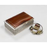 An Indian white metal snuff box, with orange agate inset lid, 7.75cm