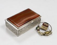 An Indian white metal snuff box, with orange agate inset lid, 7.75cm