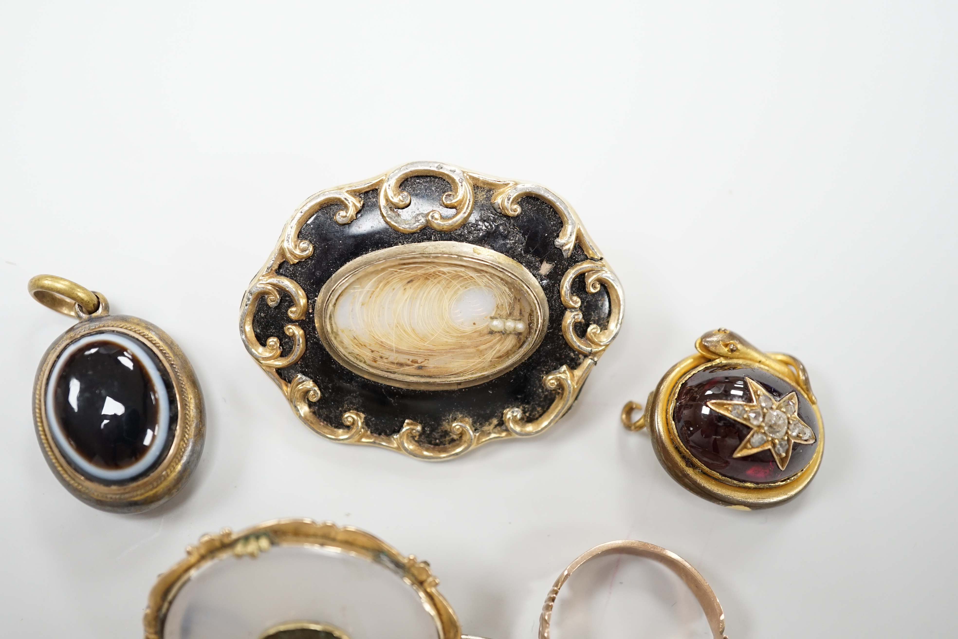 An early Victorian gold and jet ring, lacking central hairwork panel, size O, three assorted - Image 5 of 6