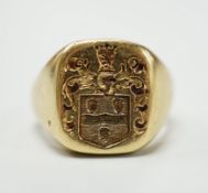 An 18ct gold signet ring carved with a coat of arms, size M, 14.2 grams