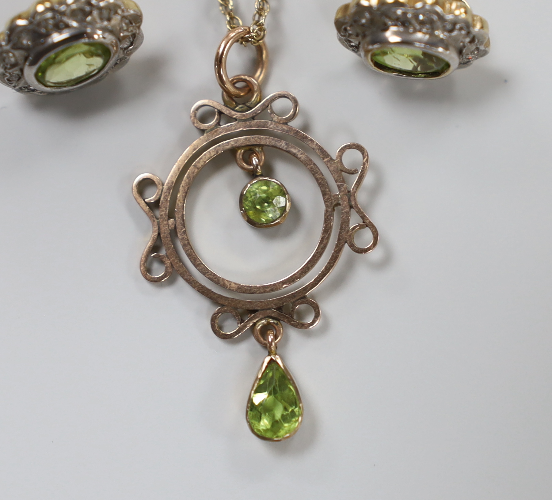 An early 20th century rose gold and peridot pendant necklace, on later chain, gross 3.5 grams and - Image 2 of 4