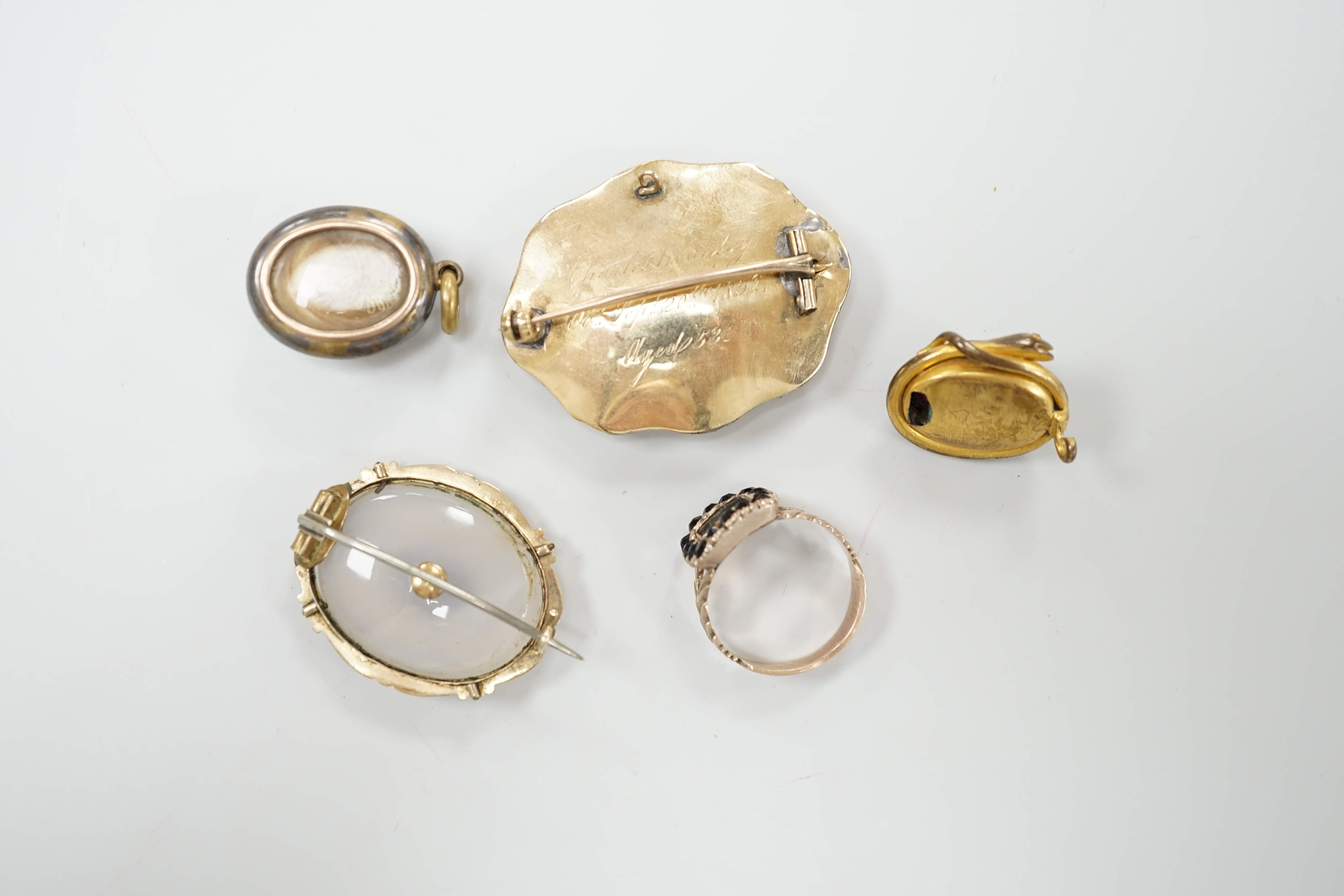 An early Victorian gold and jet ring, lacking central hairwork panel, size O, three assorted - Image 6 of 6