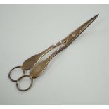 A pair of William IV silver grape shears, Lias Brothers, London, 1830, 19.2cm.