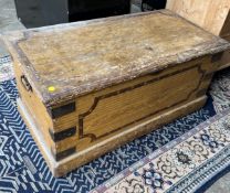 A Victorian rectangular pine trunk with painted simulated grain, width 91cm, depth 46cm, height
