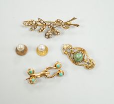 An Edwardian 15ct and seed pearl cluster set spray brooch, 47mm, a 15ct and four stone turquoise set