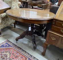 A Victorian oval rosewood loo table, width 116cm, depth 70cm, height 74cm
