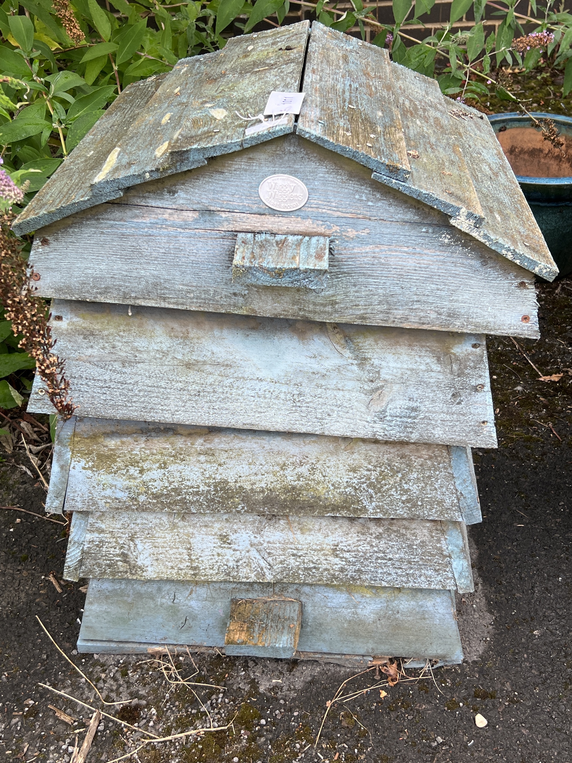 A painted wooden bee hive by Wiggly Wigglers, width 60cm, depth 55cm, height 78cm - Image 2 of 3