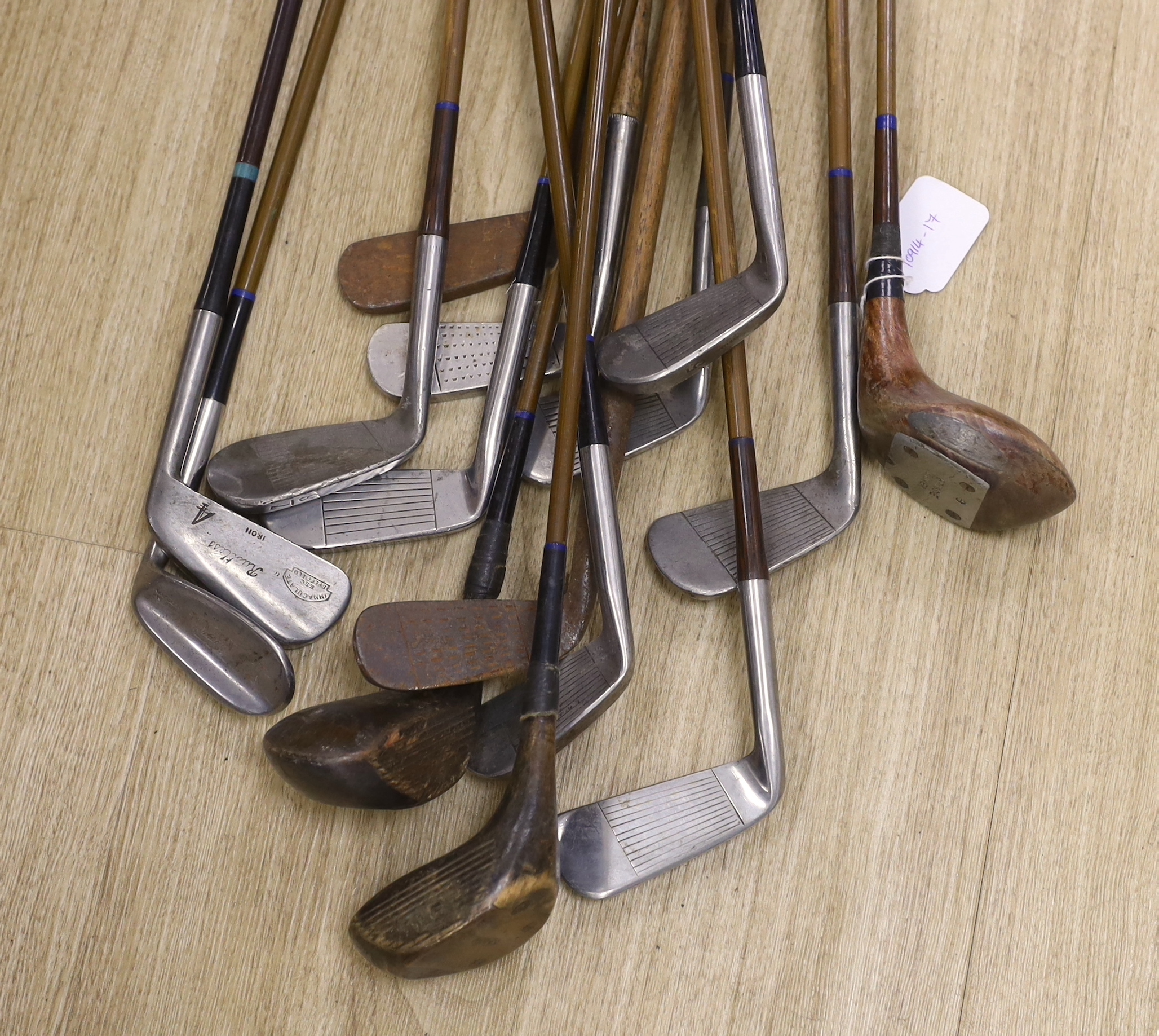 A group of golf clubs - Bild 2 aus 2