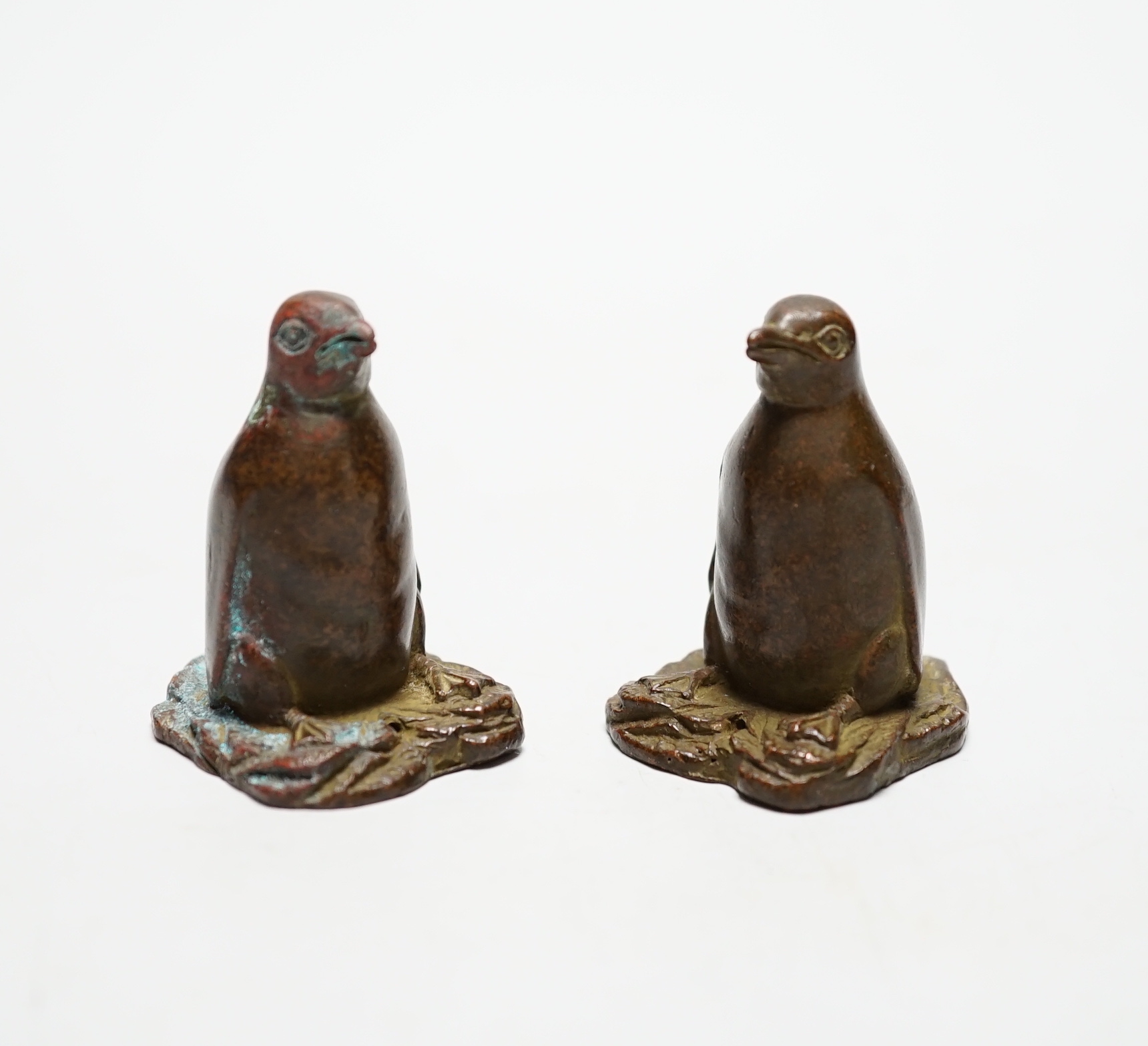 A pair of Chinese bronze models of penguins, 5cm