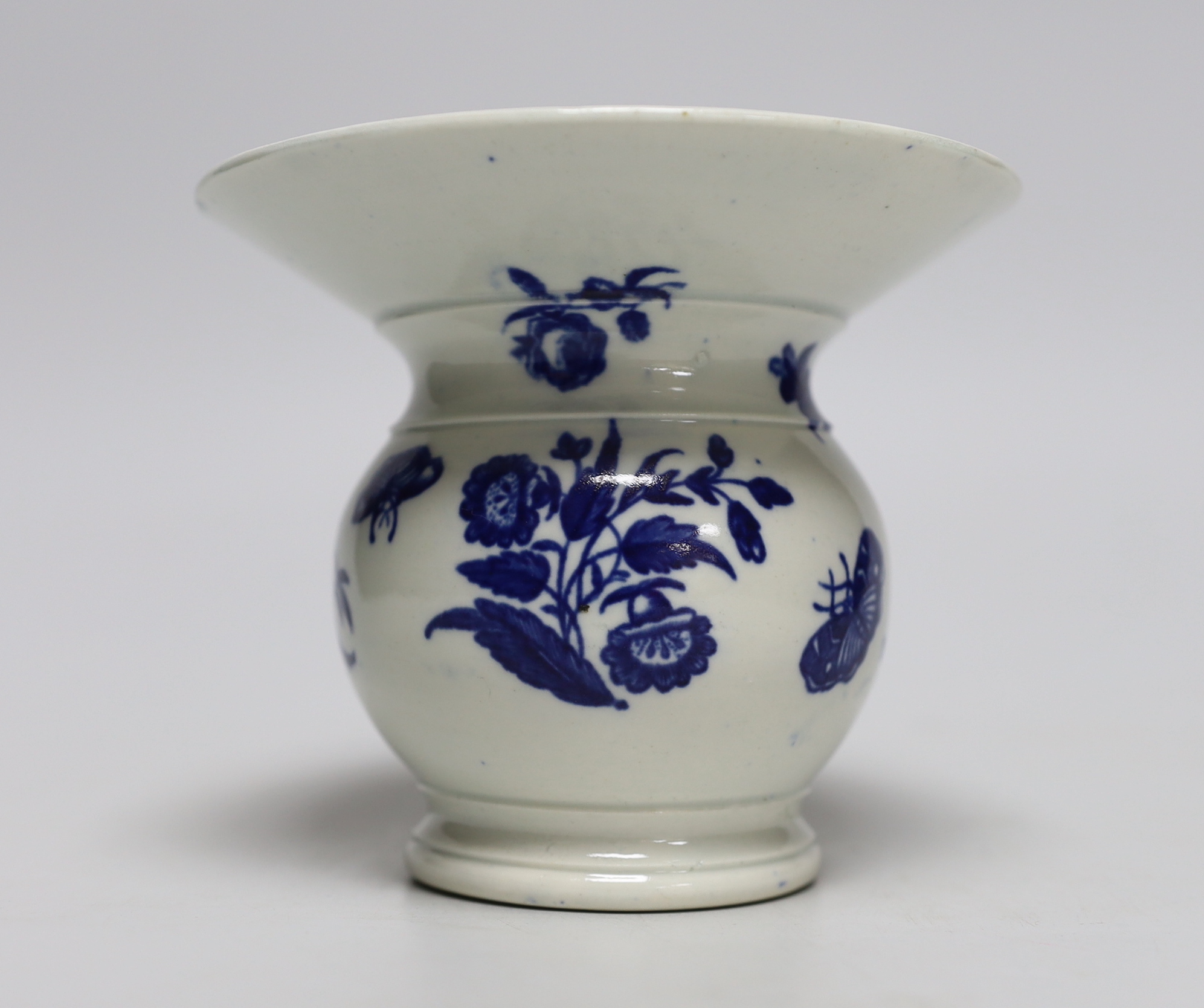 An 18th century Worcester ‘Three Flowers’ pattern spittoon, 11cm high - Image 2 of 4