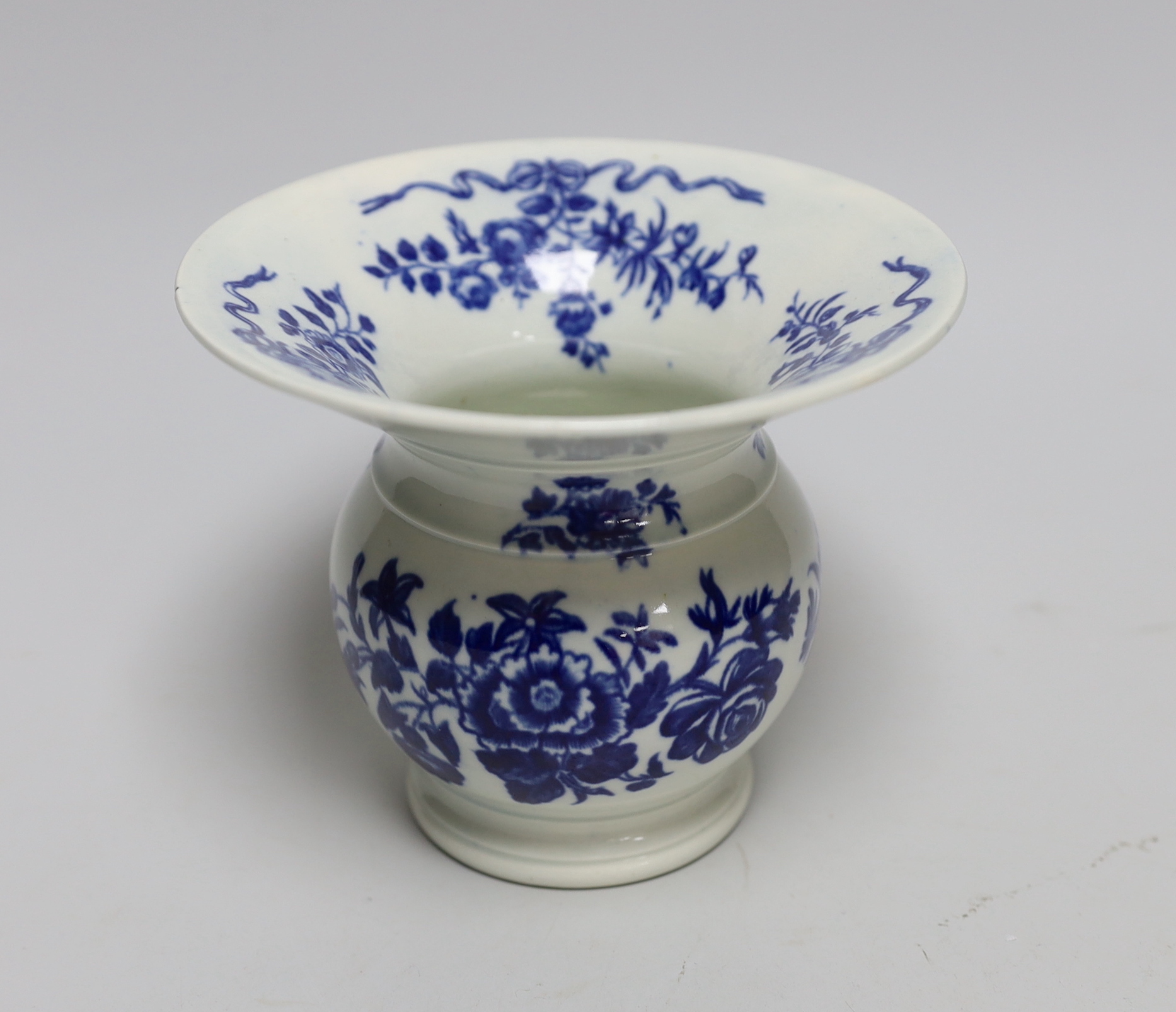 An 18th century Worcester ‘Three Flowers’ pattern spittoon, 11cm high