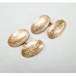 A pair of Edwardian engraved 15ct gold oval cufflinks, 10 grams.