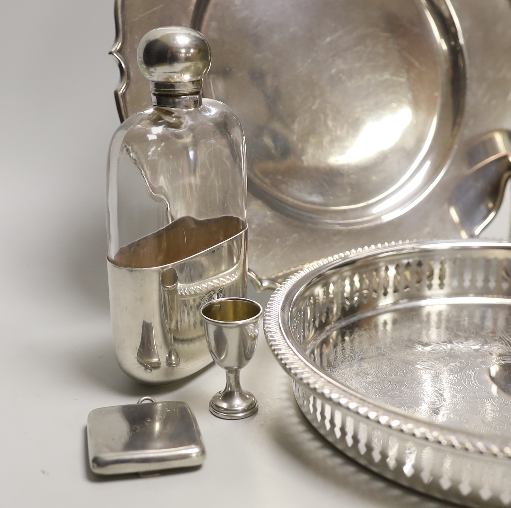 A George V silver small compact, a silver mounted timepiece, small silver tot and silver heart - Image 3 of 3