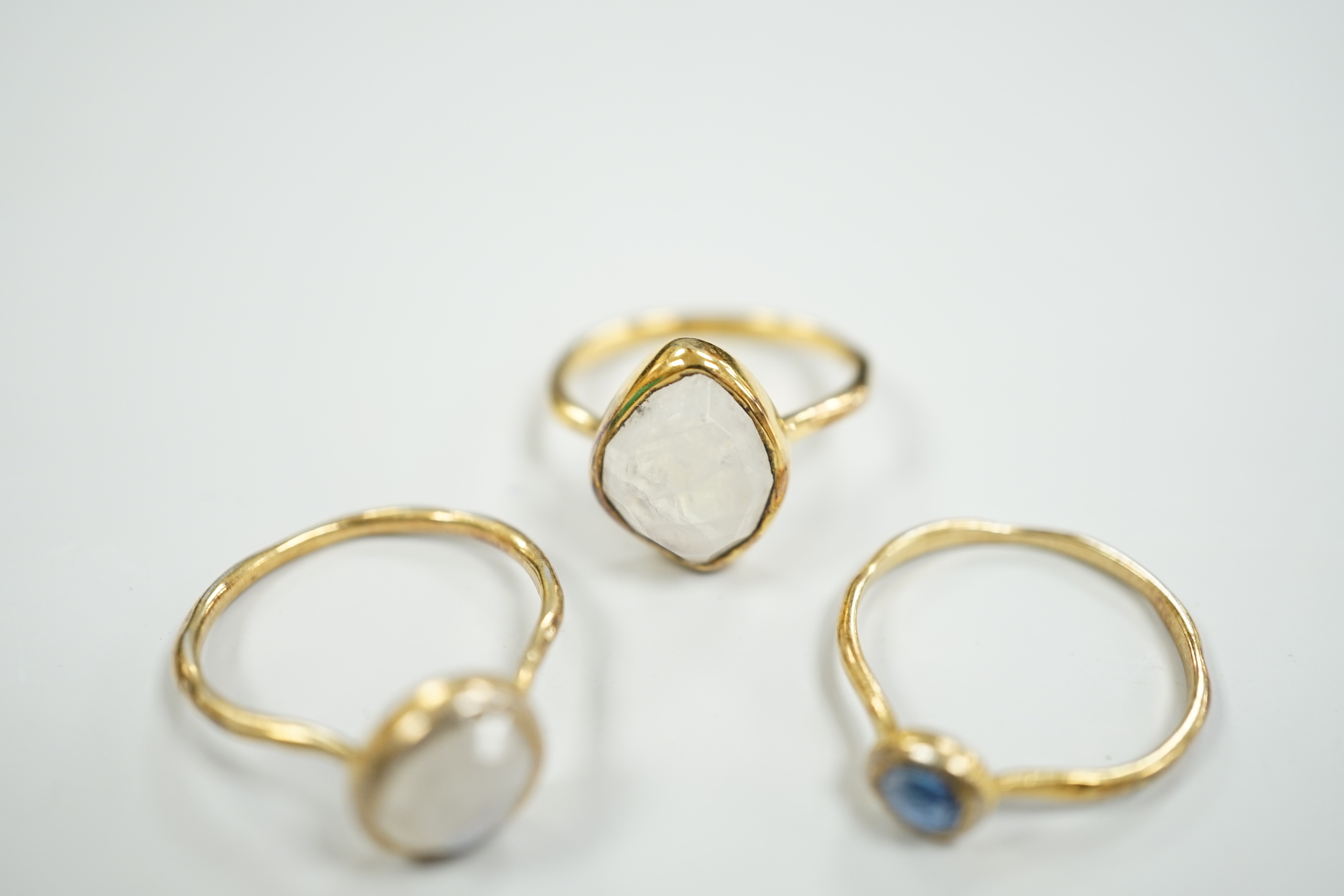 Three assorted yellow metal and single stone labradorite? set rings, gross weight 5.1 grams. - Image 3 of 5