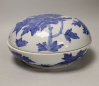 A Chinese blue and white circular box and cover, 27cm diameter