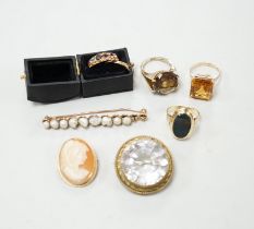 Sundry jewellery including three yellow metal and gem set rings, cameo brooch, two other brooches