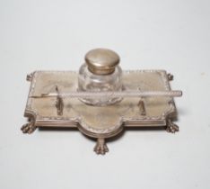 An Edwardian silver inkstand, with mounted glass well, on paw feet, maker's mark rubbed, London,