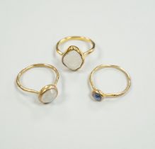 Three assorted yellow metal and single stone labradorite? set rings, gross weight 5.1 grams.