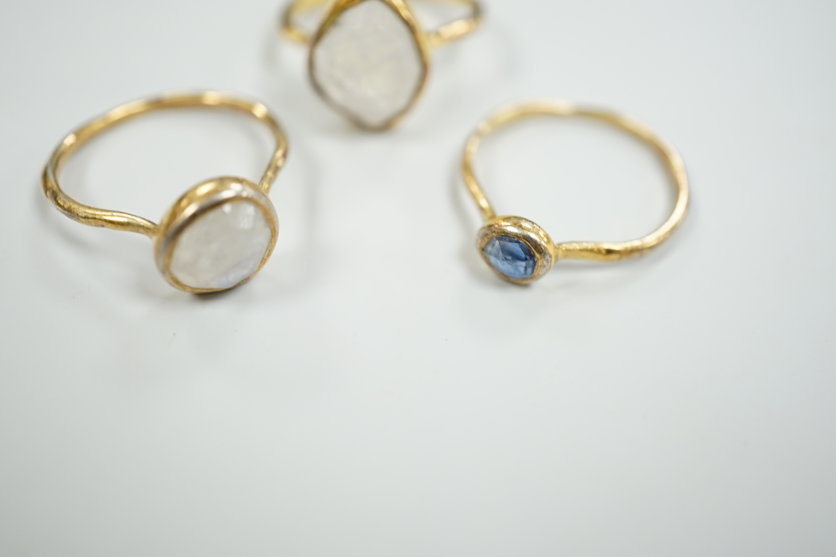 Three assorted yellow metal and single stone labradorite? set rings, gross weight 5.1 grams. - Image 4 of 5