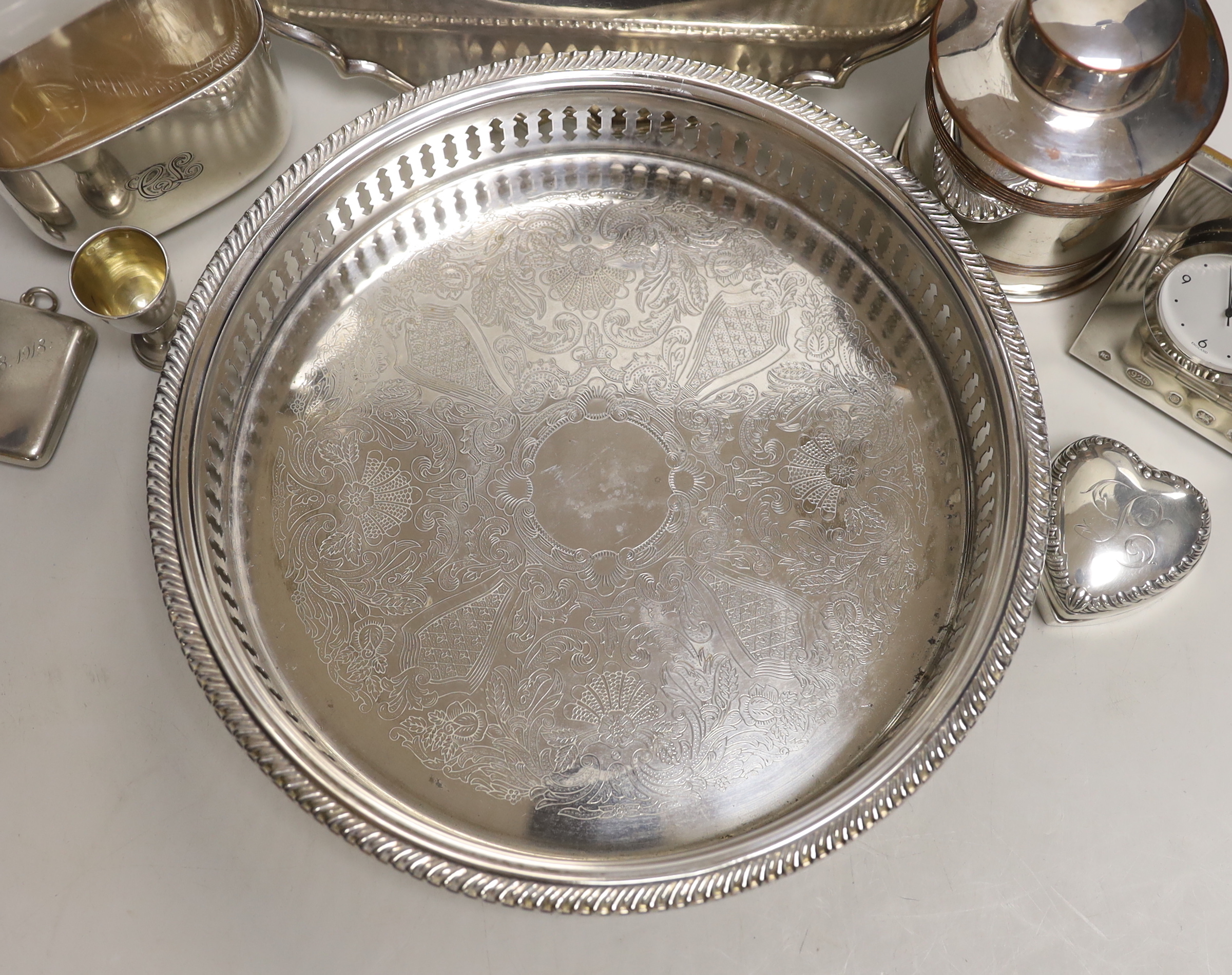 A George V silver small compact, a silver mounted timepiece, small silver tot and silver heart - Image 2 of 3