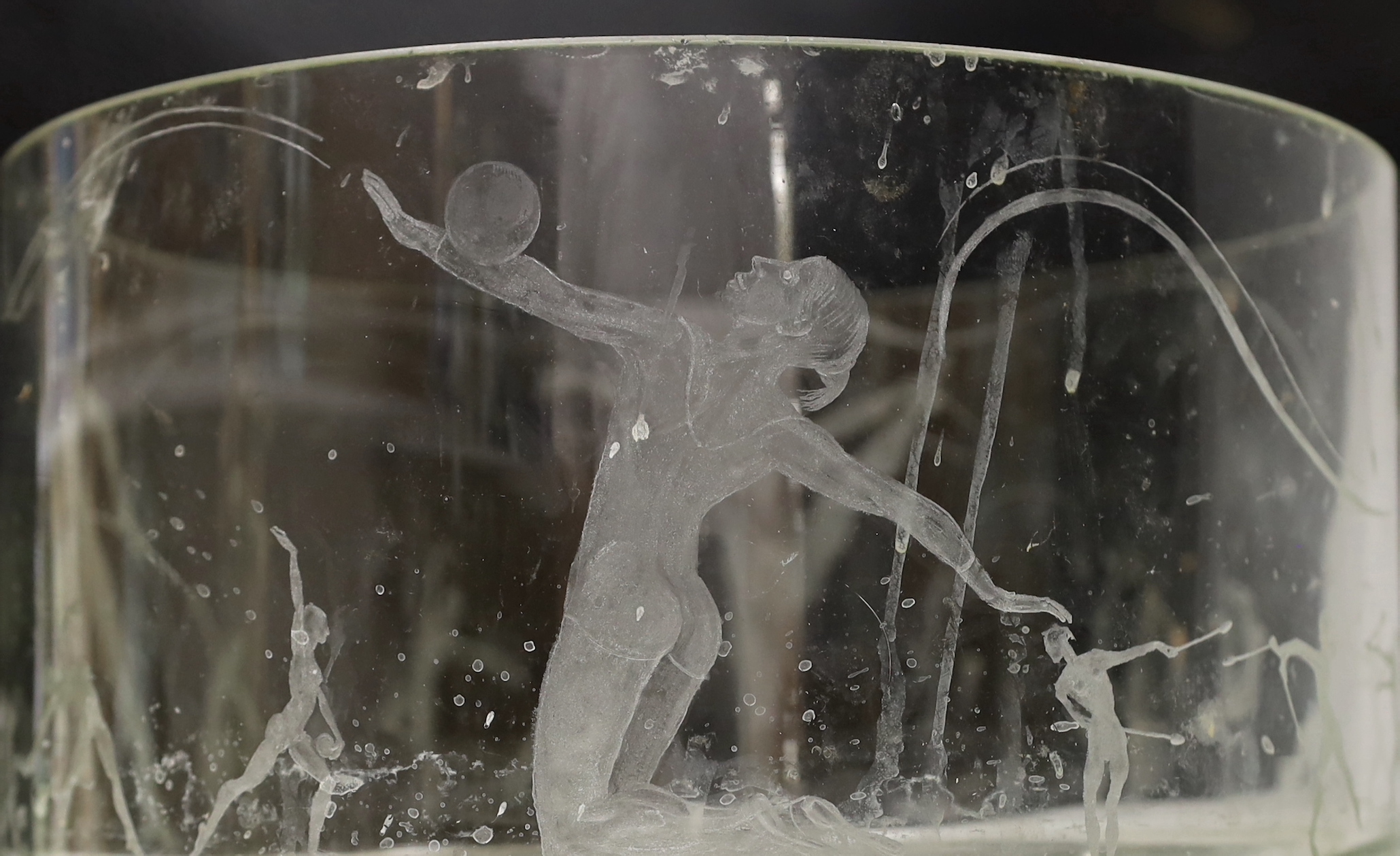 A large glass bowl engraved with artistic gymnastic scenes, 30cm diameter - Image 3 of 4