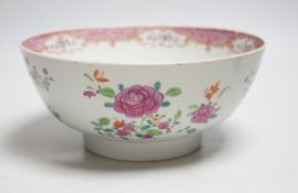 A Chinese famille rose bowl, Qianlong period, 23cm wide