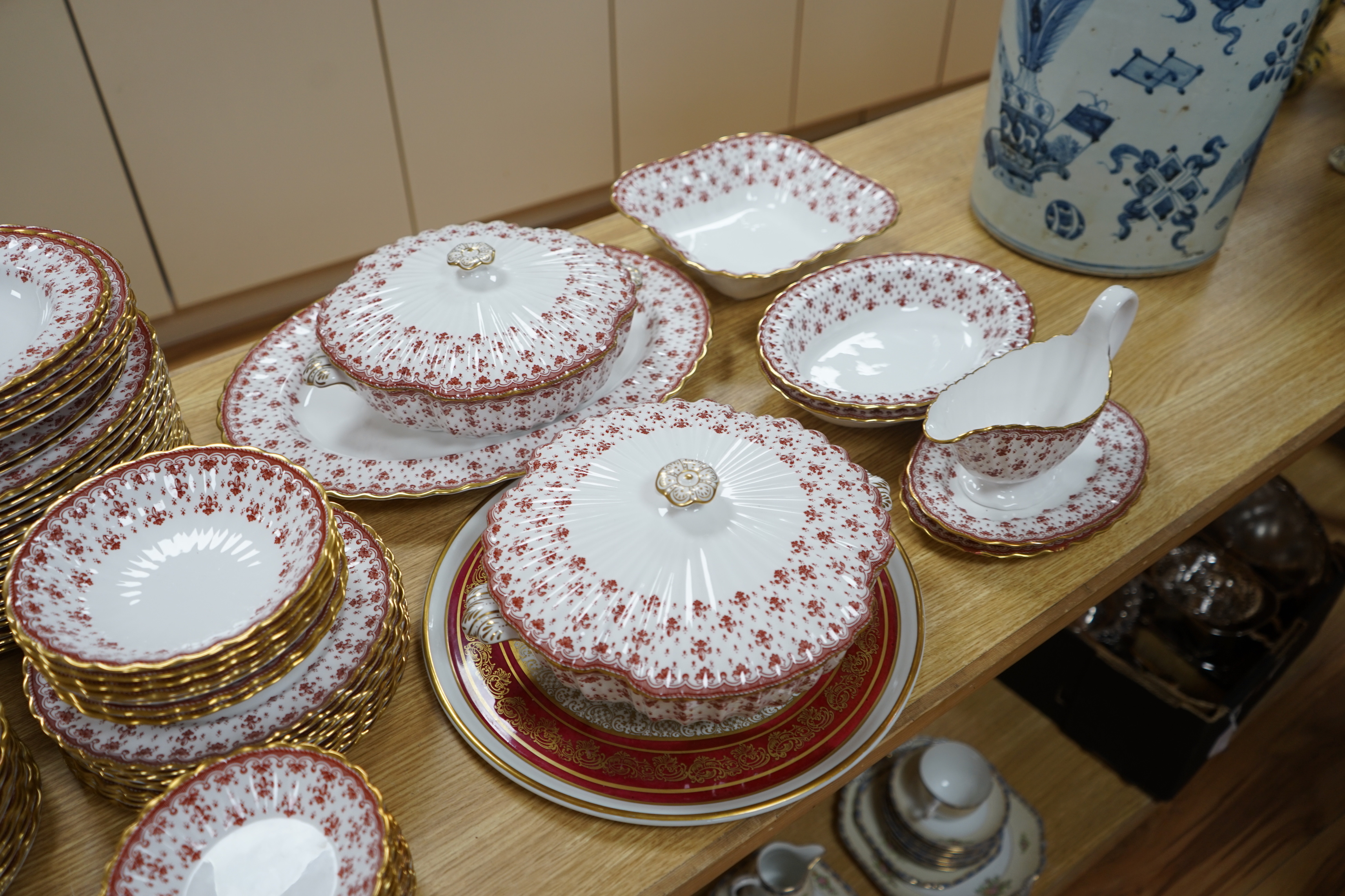 An extensive Spode fine bone china ‘Fleur De Lys Red’ tea, coffee and dinner service, including - Image 5 of 6