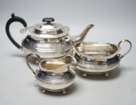 A George V three piece silver tea set, William Hutton & Sons, Sheffield, 1913/15, gross weight 37.