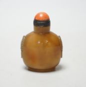 A 19th century Chinese agate snuff bottle with coral stopper, 7.5cm