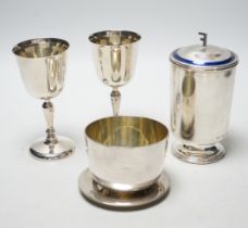 A modern silver tumbler cup, Sheffield, 2000, height 65mm, a modern silver dish, a modern silver