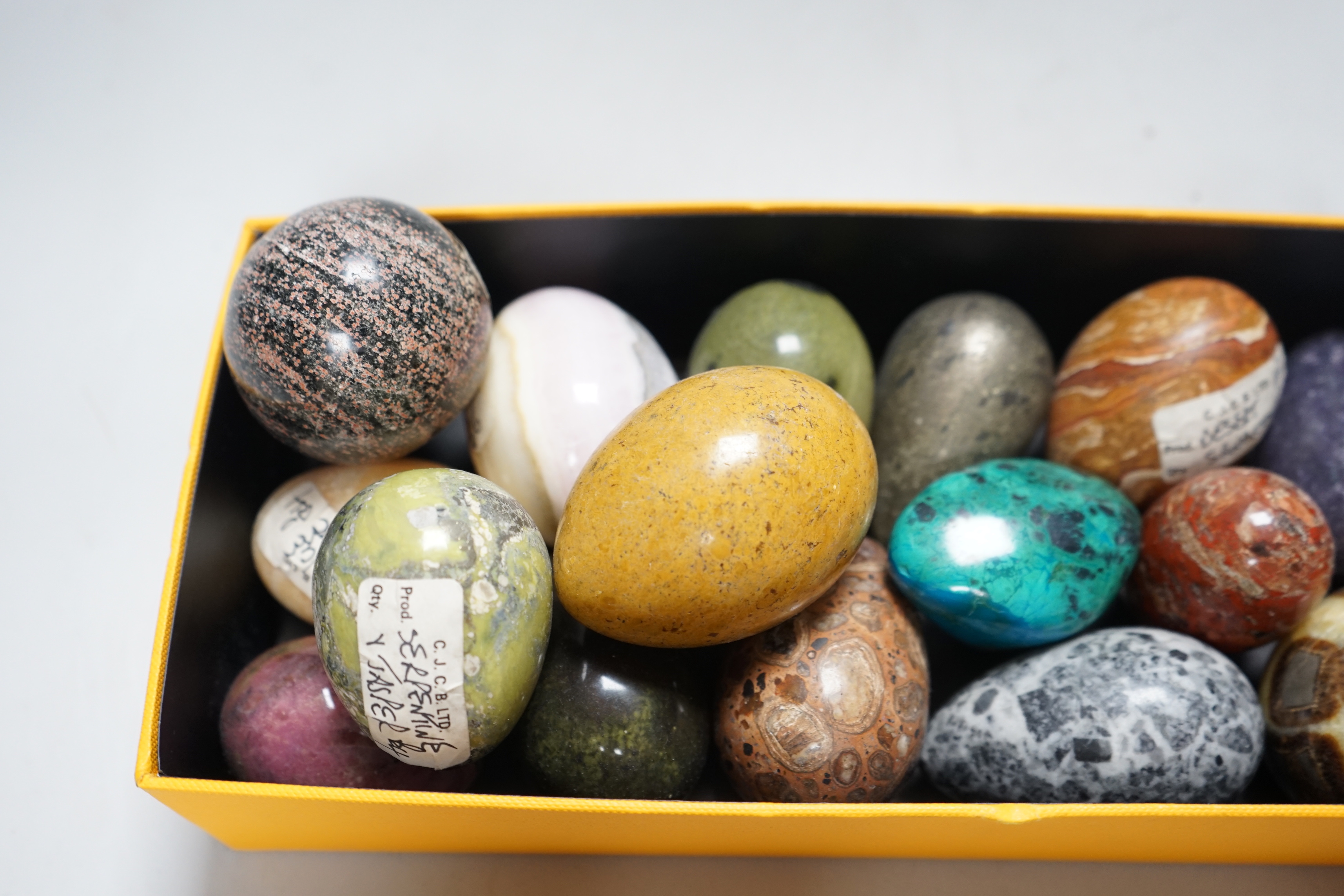 A collection of agate and hardstone eggs - Image 2 of 3