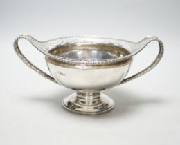 A George V silver two handled pedestal bowl, W&G Sissons, Sheffield, 1915, diameter 16.5cm, 14.5oz.