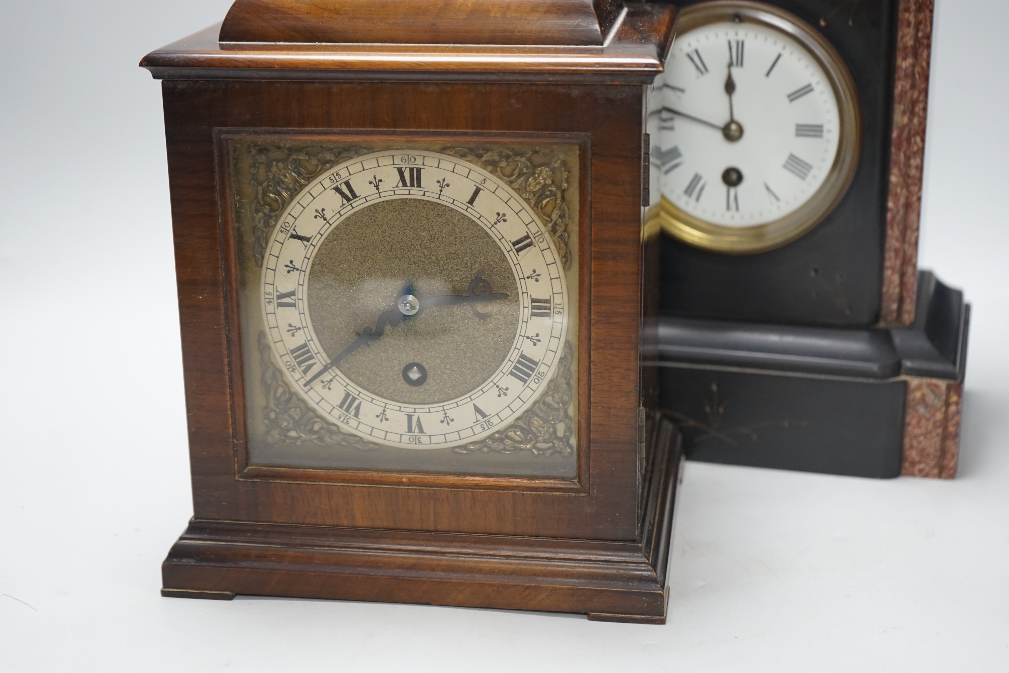 A black slate mantel clock and a walnut mantel clock, 25cm - Image 2 of 5