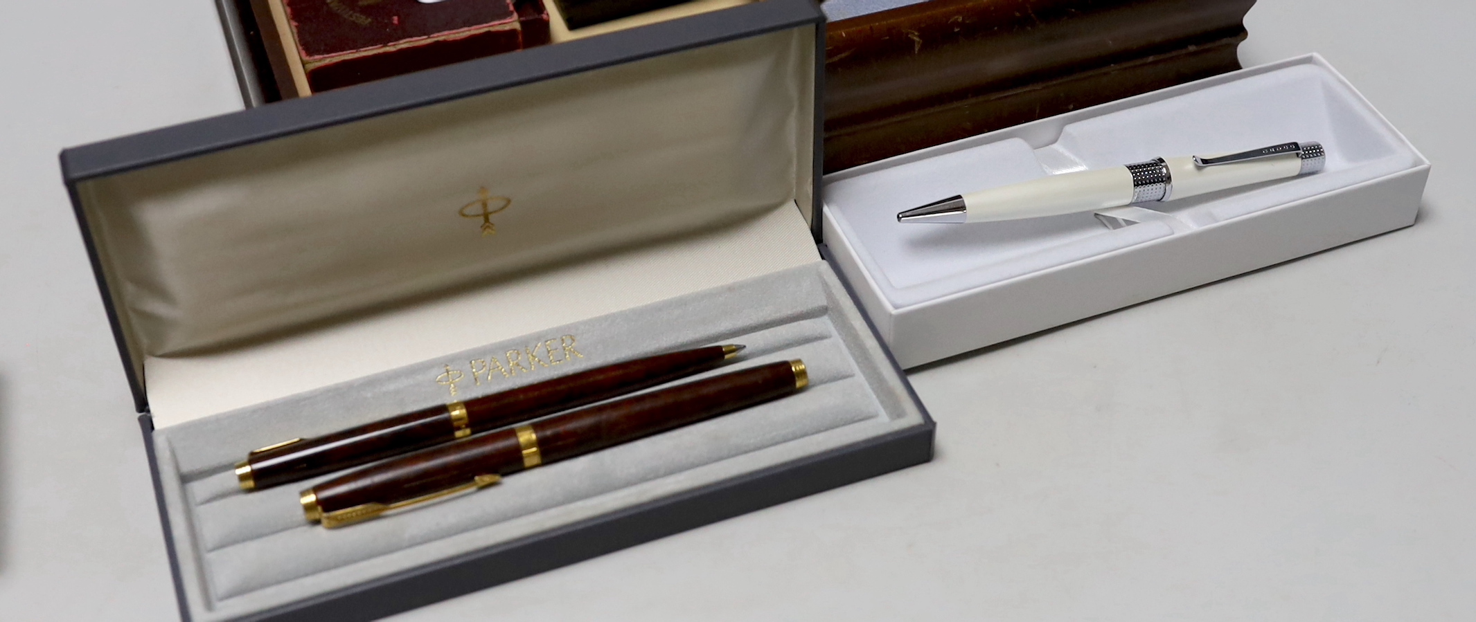 A Dupont Japanese lacquer lighter, various fountain pens, etc. - Image 3 of 4