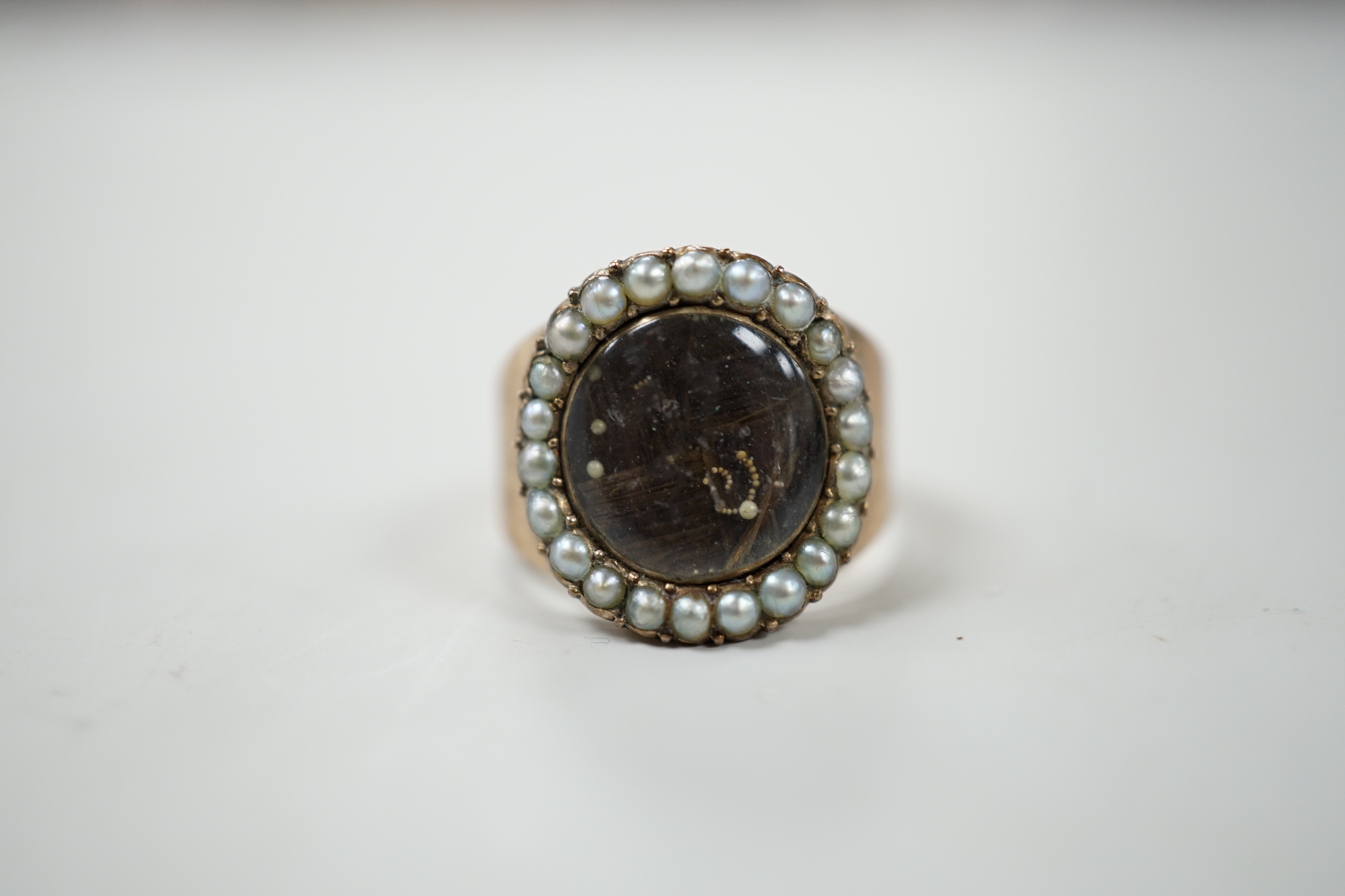 A George III yellow metal mourning ring, with plaited hair beneath a glazed panel and seed pearl set - Image 2 of 5