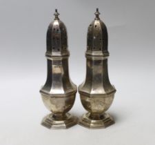 A pair of George V octagonal silver sugar casters, Birmingham, 1932, 19.5cm, 8.9oz.