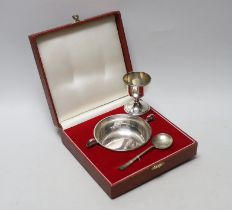 A cased modern silver christening porringer and spoon, Francis Howard Ltd, Sheffield, 1989 and an