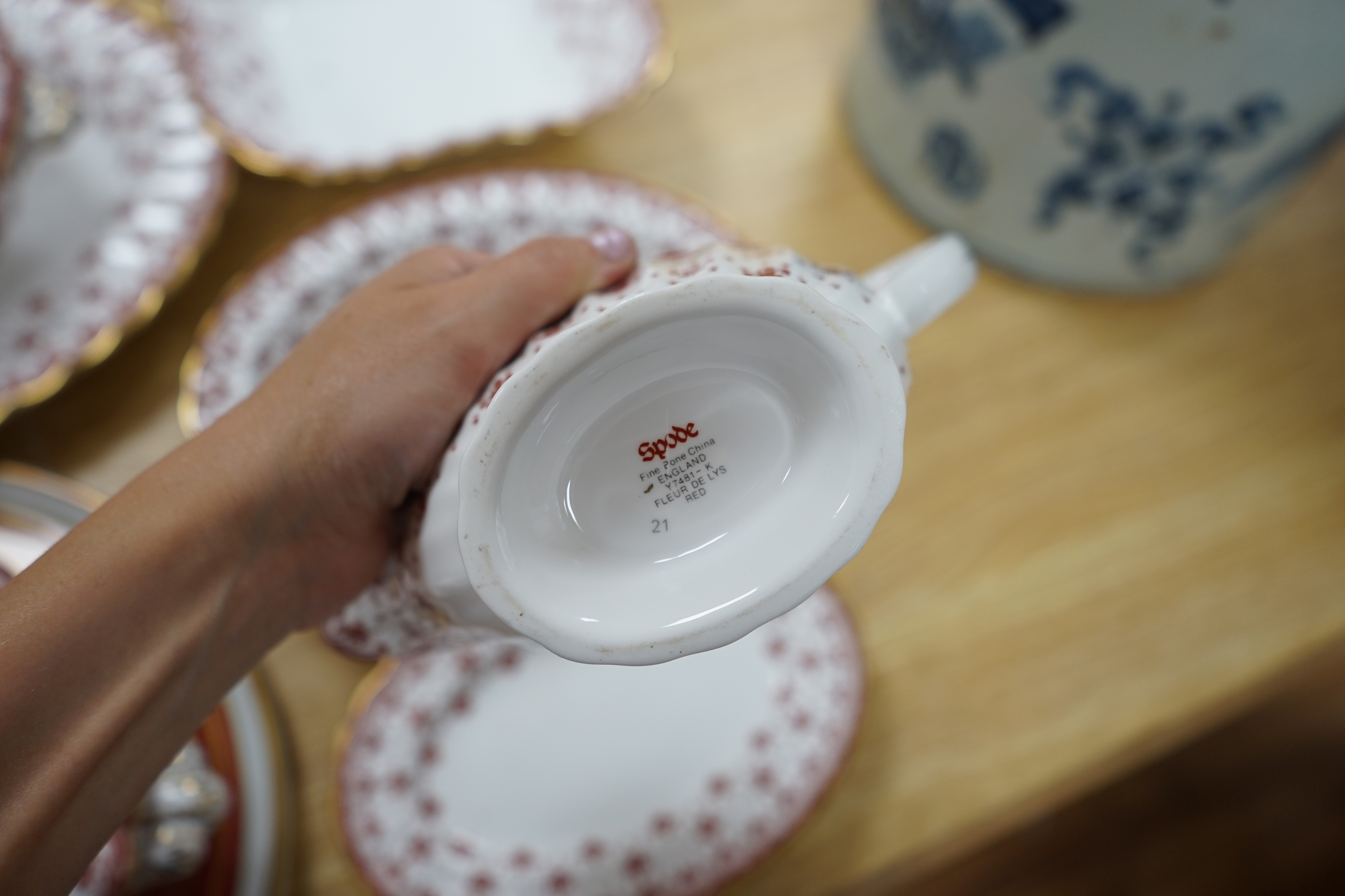 An extensive Spode fine bone china ‘Fleur De Lys Red’ tea, coffee and dinner service, including - Image 6 of 6
