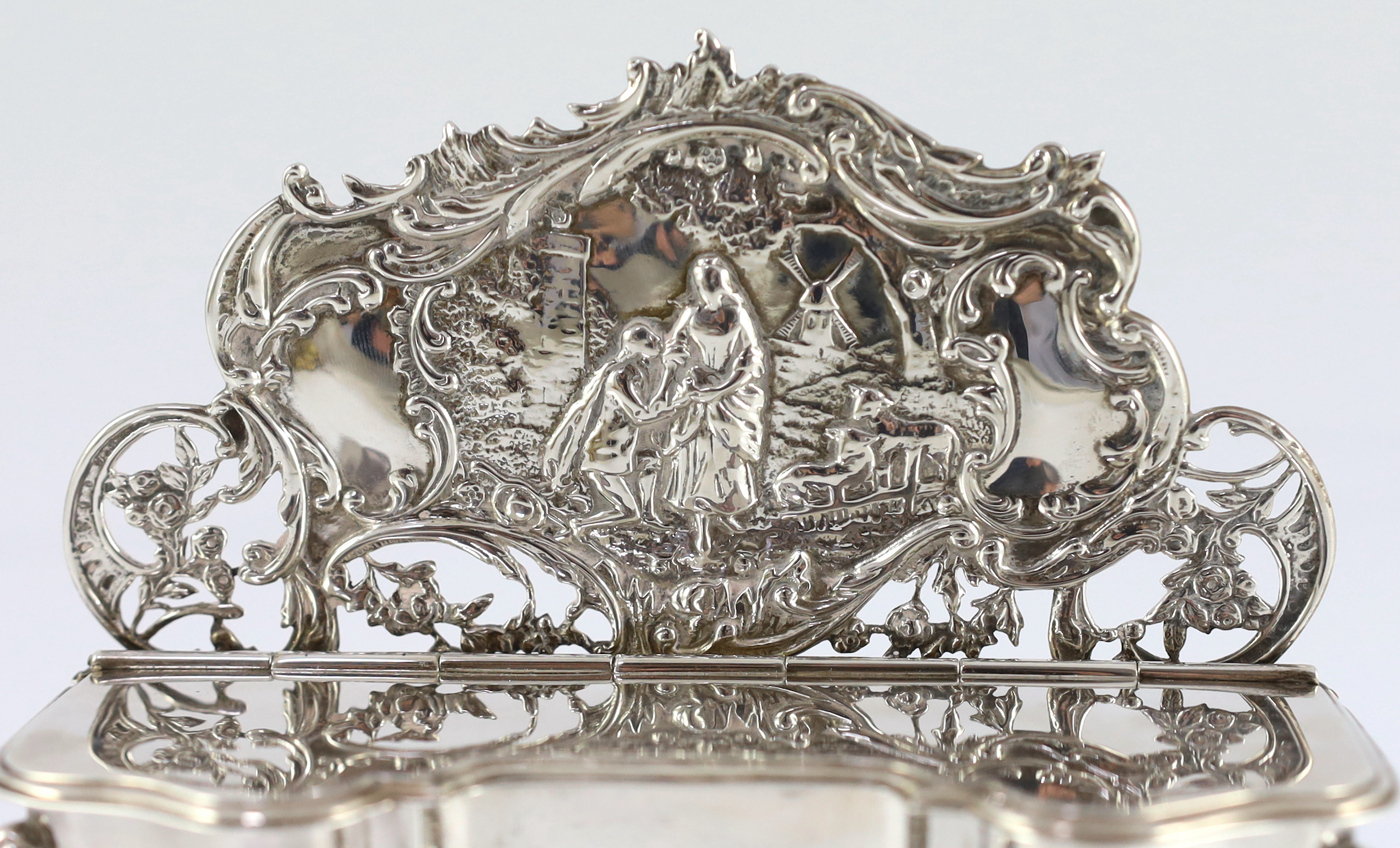 An Edwardian embossed silver novelty trinket box, modelled as a dressing table with raised back, - Bild 2 aus 7