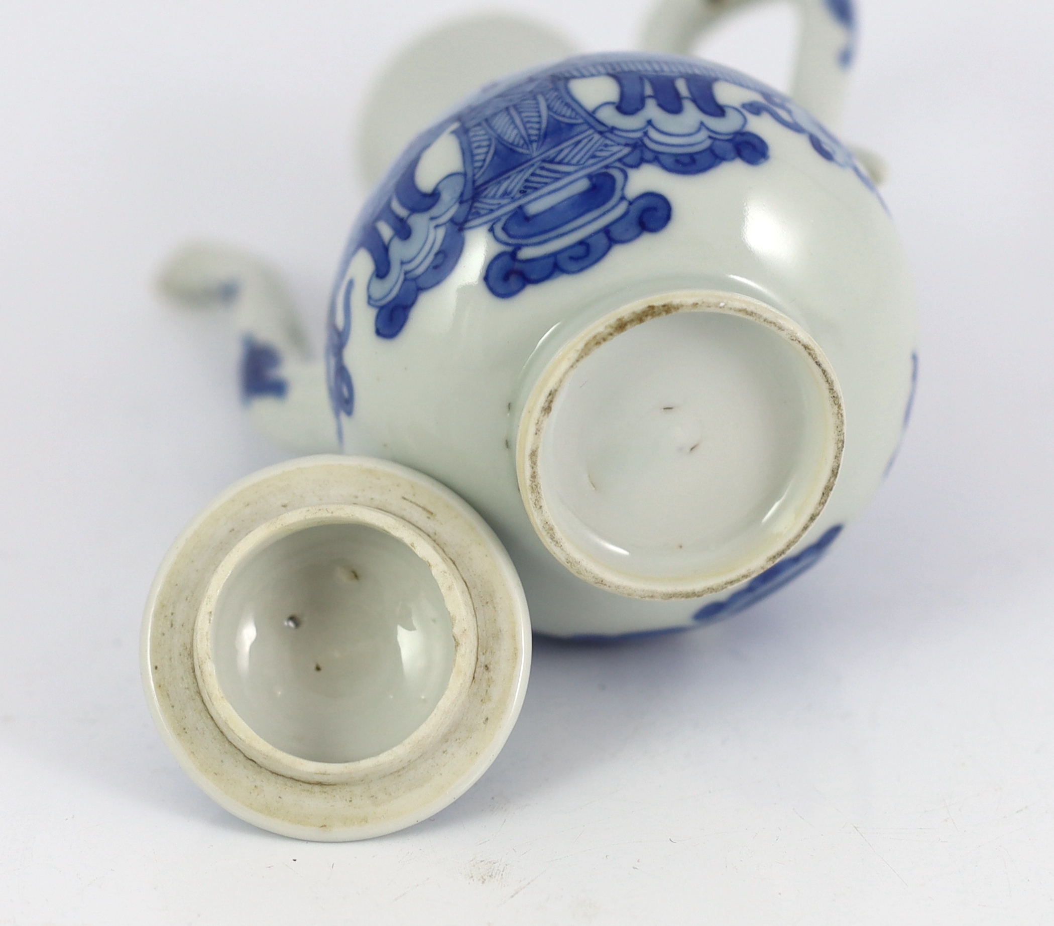 A Chinese blue and white wine ewer and cover, Kangxi period, the pear-shaped body painted with - Image 5 of 5
