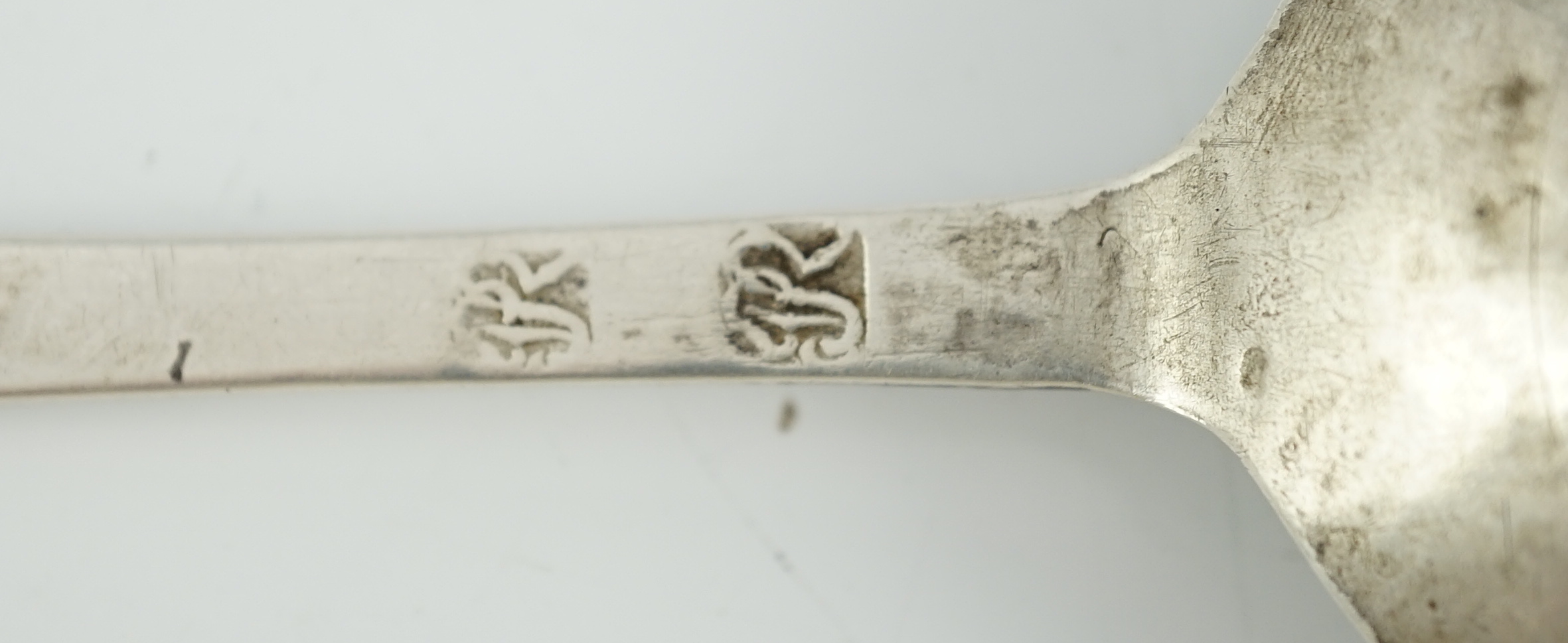 A 17th/18th century Scandinavian silver spoon, with engraved scroll decoration to the handle and - Bild 5 aus 5