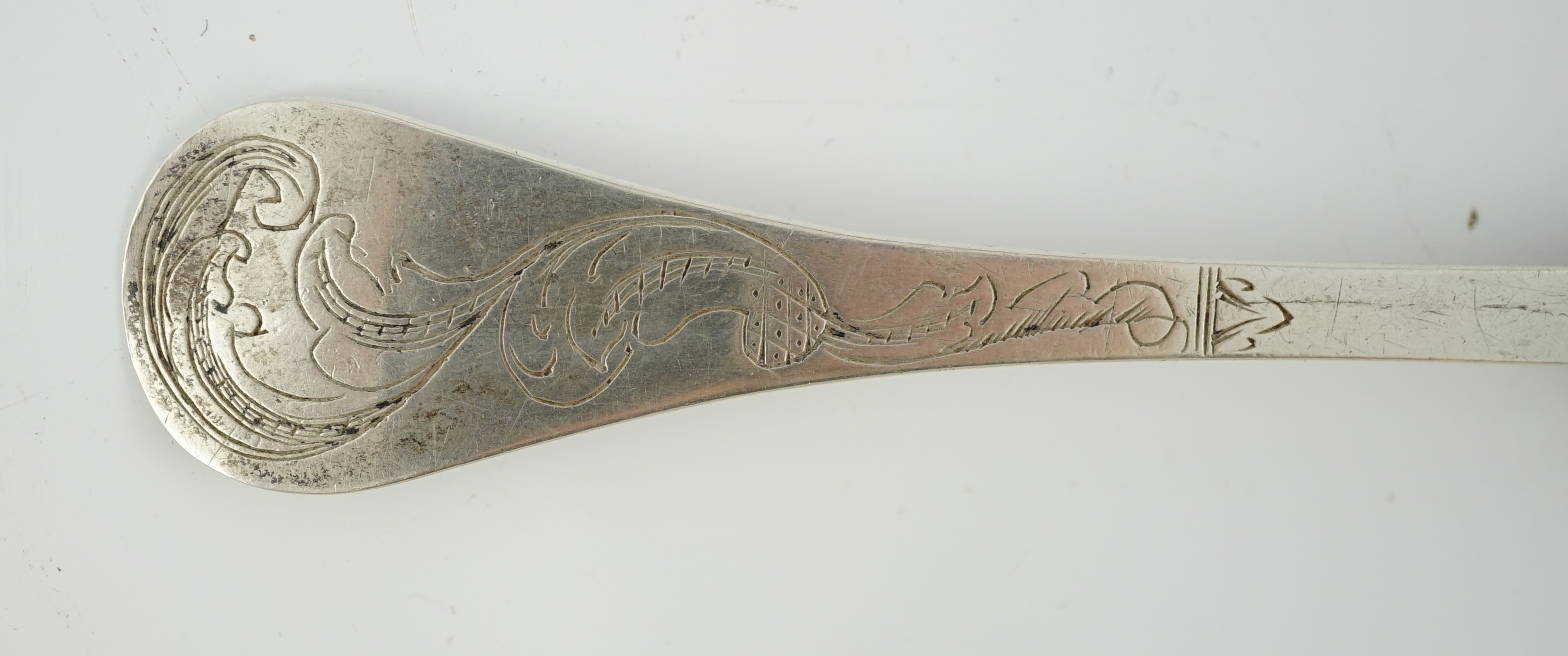 A 17th/18th century Scandinavian silver spoon, with engraved scroll decoration to the handle and - Bild 2 aus 5