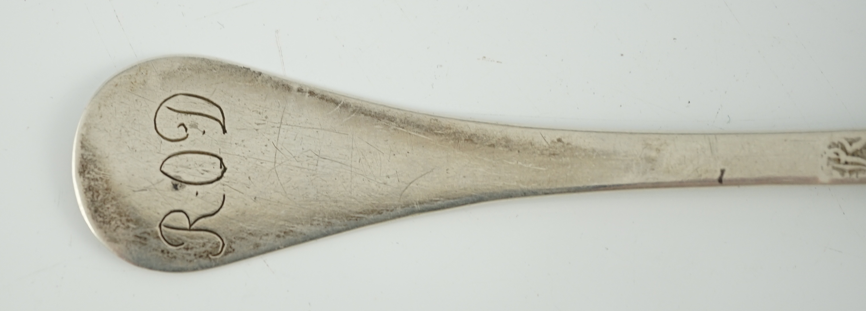 A 17th/18th century Scandinavian silver spoon, with engraved scroll decoration to the handle and - Bild 4 aus 5