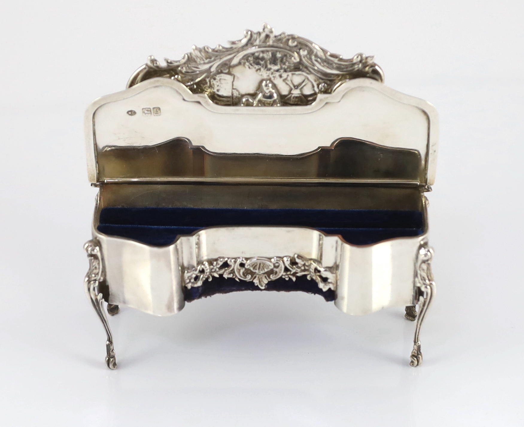An Edwardian embossed silver novelty trinket box, modelled as a dressing table with raised back, - Bild 5 aus 7