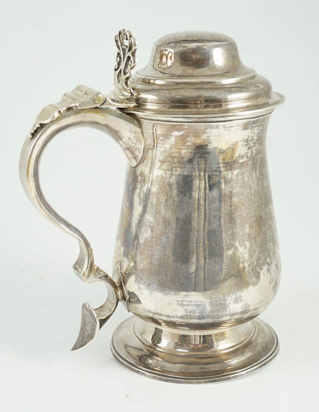 A George III silver tankard, with whistle? handle, by John King, of baluster form, with pierced - Bild 3 aus 7