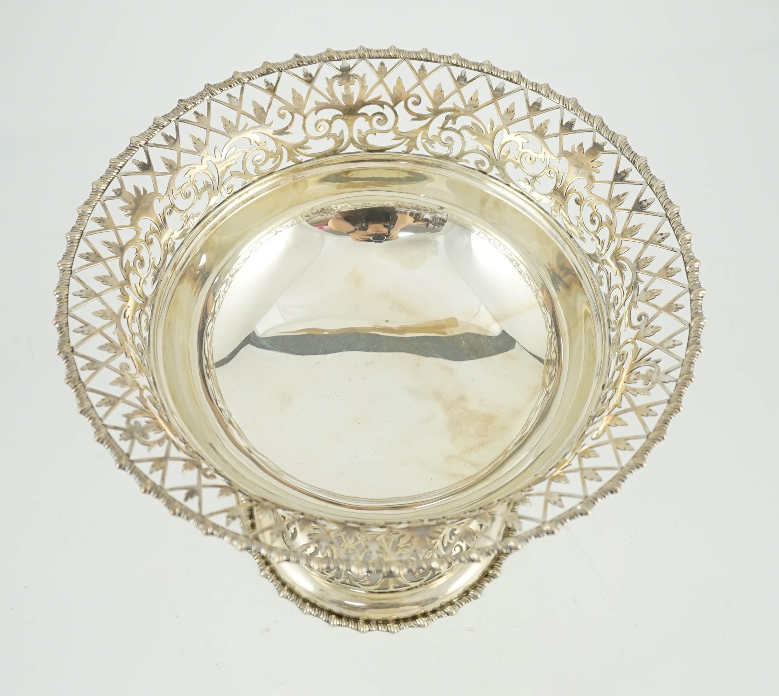 An Edwardian silver pedestal fruit bowl, with pierced border and pierced circular foot, by James - Image 3 of 4