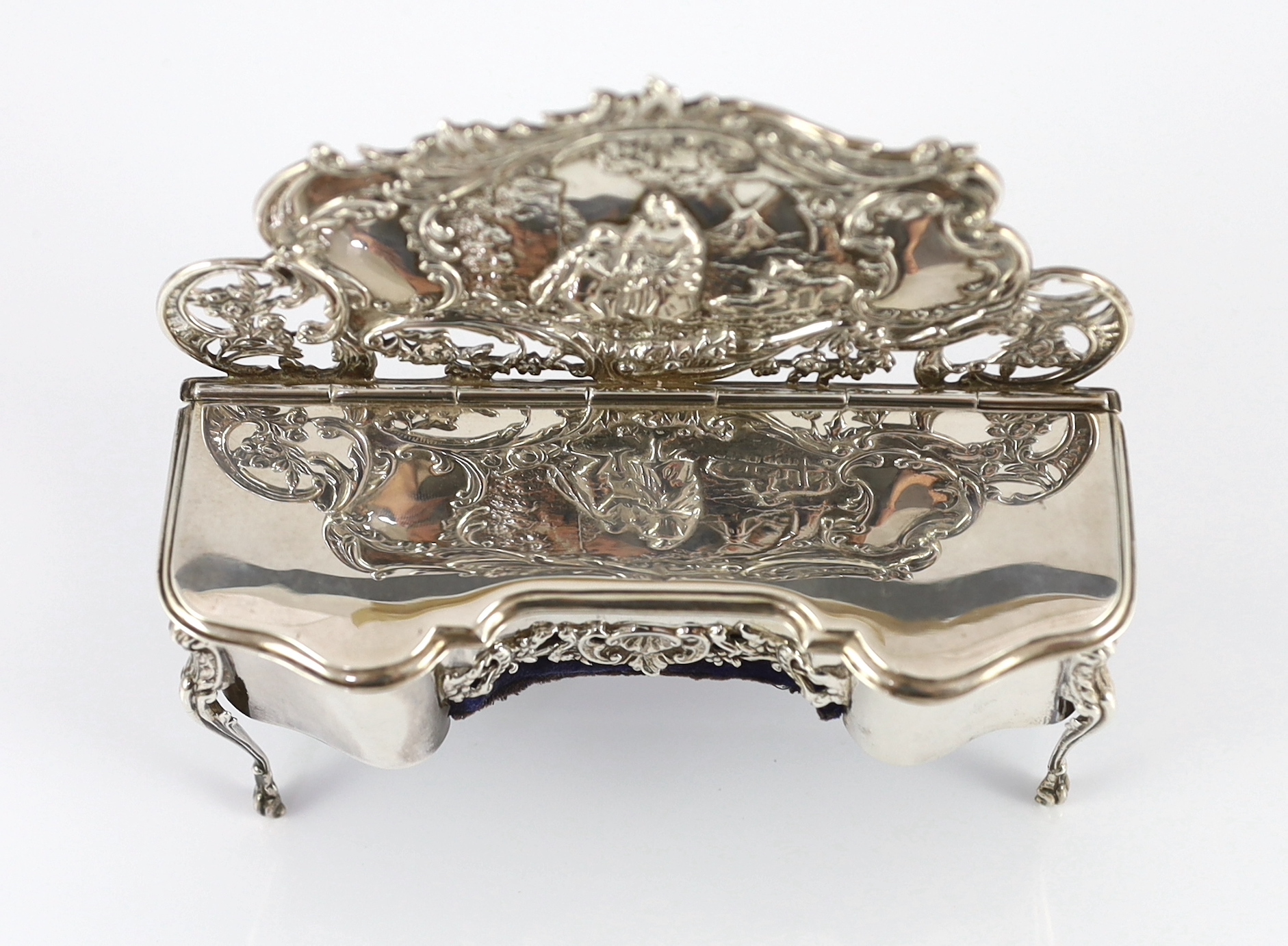 An Edwardian embossed silver novelty trinket box, modelled as a dressing table with raised back, - Bild 4 aus 7