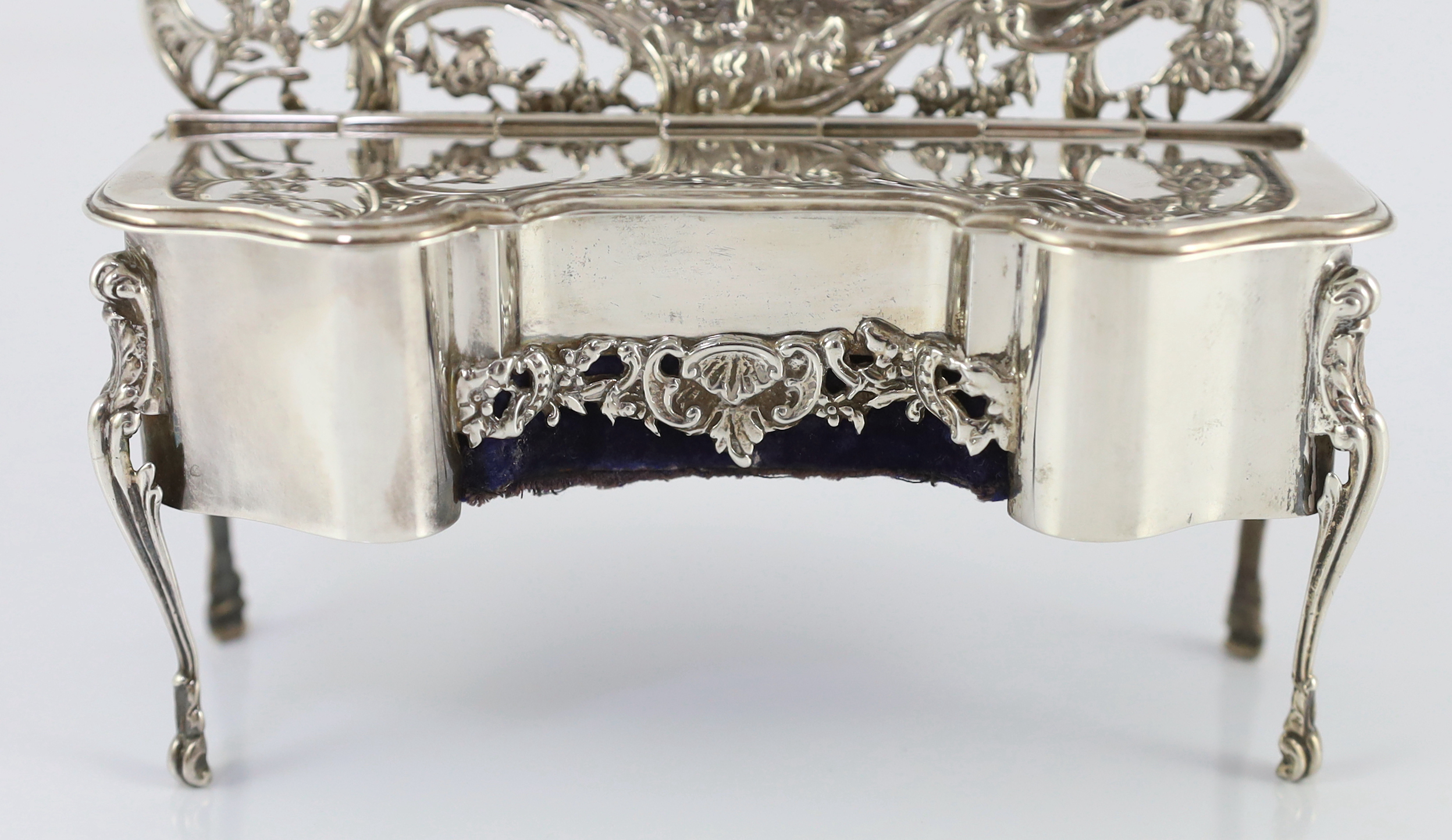 An Edwardian embossed silver novelty trinket box, modelled as a dressing table with raised back, - Bild 3 aus 7