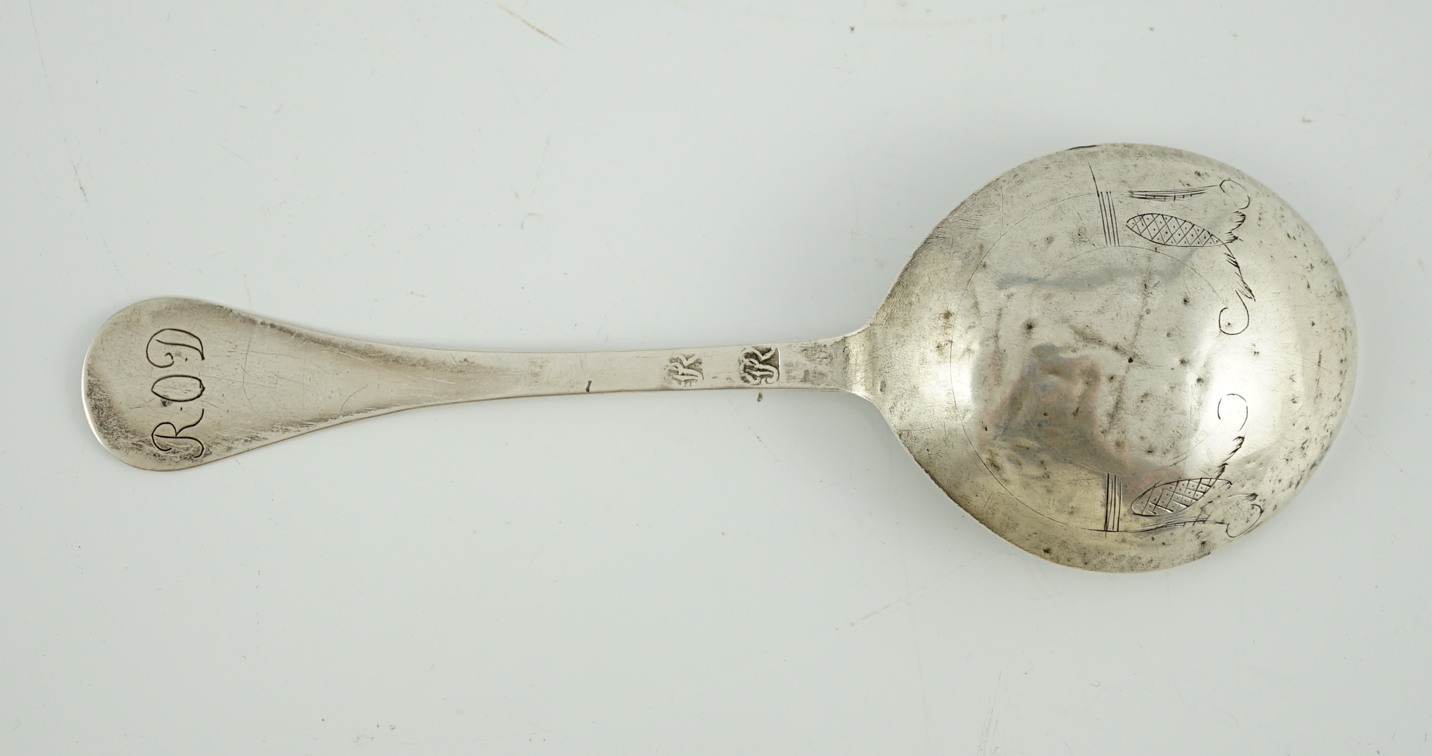 A 17th/18th century Scandinavian silver spoon, with engraved scroll decoration to the handle and - Bild 3 aus 5
