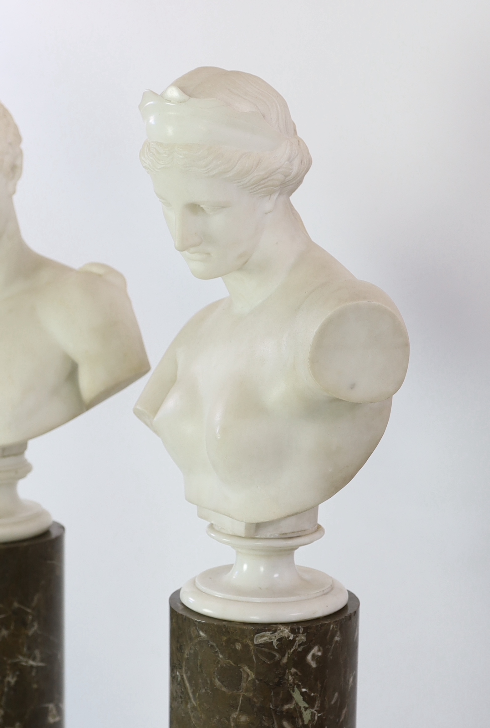 After the Antique. A pair of 19th century white marble busts of Apollo and Diana, on grey marble - Image 5 of 5